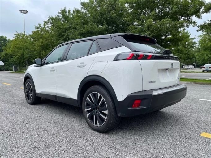 Электрокар Peugeot e2008 компактный кроссовер 