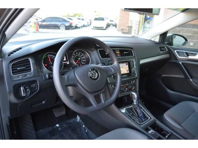 Машина Volkswagen E-Golf 2015