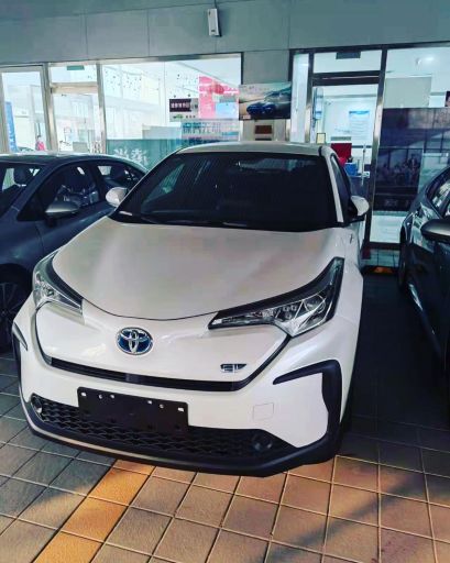 Электромобиль Toyota C-HR электрическая тойота IZOA