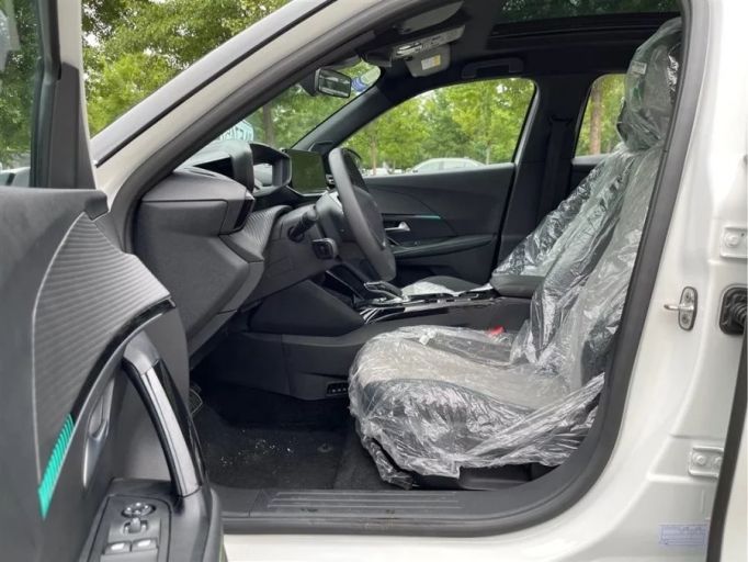 Электрокар Peugeot e2008 компактный кроссовер 