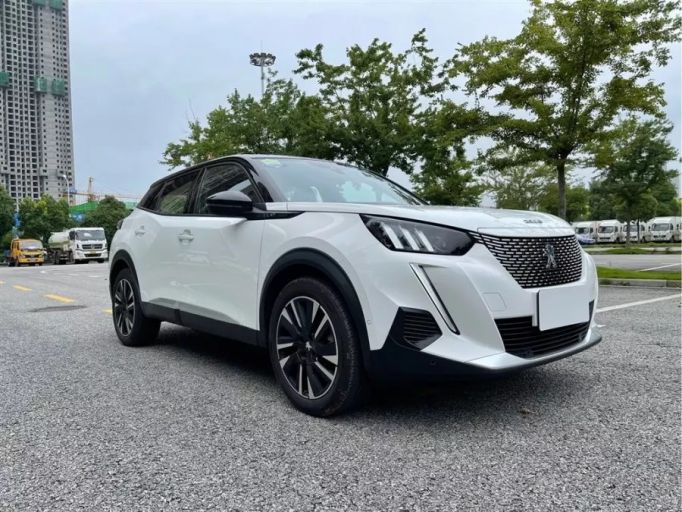 Электрокар Peugeot e2008 компактный кроссовер 