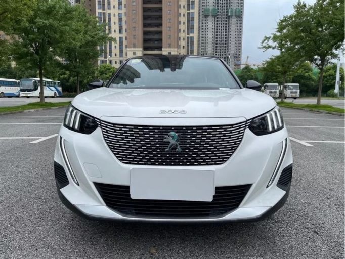 Электрокар Peugeot e2008 компактный кроссовер 