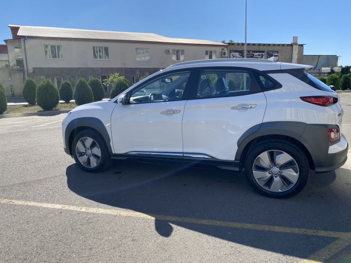 Электро кроссовер Hyundai Encino Kona электромобиль