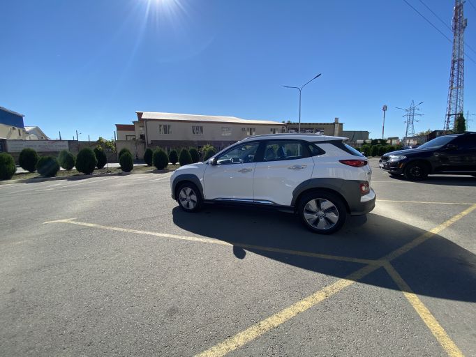 Электро кроссовер Hyundai Encino Kona электромобиль